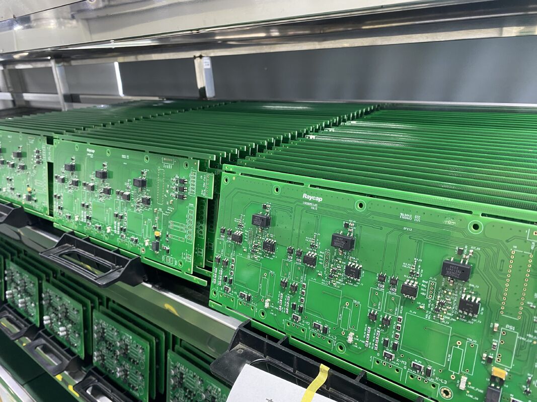 Minimalna średnica otworu 0,1 mm Montaż PCB do komunikacji 6 warstw Wysokie Tg170 i Wysokie Tg180 Zoptymalizowane dla urządzeń komunikacyjnych