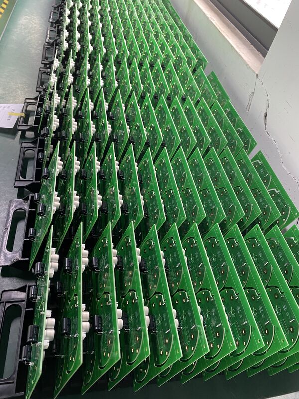 Min Przestrzeń kulkowa 0,3 mm Przesłona mniejsza niż 0,5 mm Przemysłowy proces produkcji PCB Maksymalny rozmiar PCB 600 x 1200 mm zoptymalizowany do złożonych układów PCB