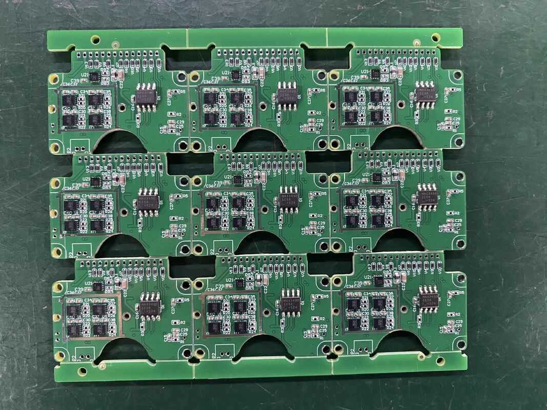 Min Przestrzeń kulkowa 0,3 mm Przesłona mniejsza niż 0,5 mm Przemysłowy proces produkcji PCB Maksymalny rozmiar PCB 600 x 1200 mm zoptymalizowany do złożonych układów PCB