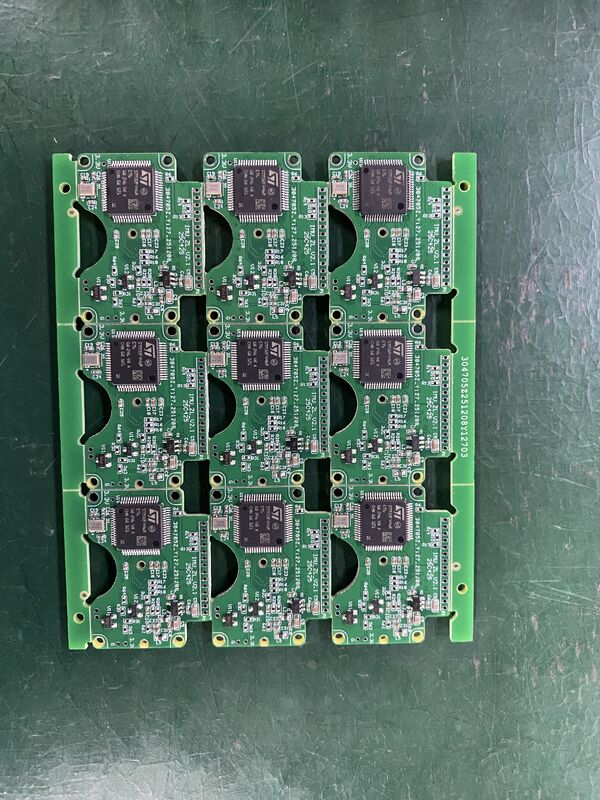 Min Przestrzeń kulkowa 0,3 mm Przesłona mniejsza niż 0,5 mm Przemysłowy proces produkcji PCB Maksymalny rozmiar PCB 600 x 1200 mm zoptymalizowany do złożonych układów PCB