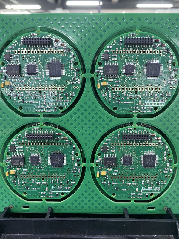 Min Przestrzeń kulkowa 0,3 mm Przesłona mniejsza niż 0,5 mm Przemysłowy proces produkcji PCB Maksymalny rozmiar PCB 600 x 1200 mm zoptymalizowany do złożonych układów PCB
