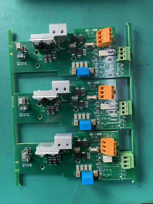 Produkcja PCB z zieloną maską lutowniczą, oferująca grubość 2,0 mm i minimalny otwór laserowy 0,075 mm w montażu elektronicznym
